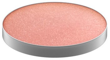 En rund, rosa makeup-rouge med en silverkant. Slät yta med små gnistrar eller skimrande.