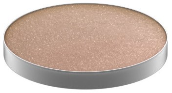 En rund tallrik med beige pulver eller ämne inuti, silverkant runt kanten.