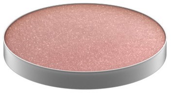 Een ronde make-up blushcompact gevuld met roze, glitterachtig poeder. Zilveren behuizing eromheen. Geen tekst of ontwerp zichtbaar.