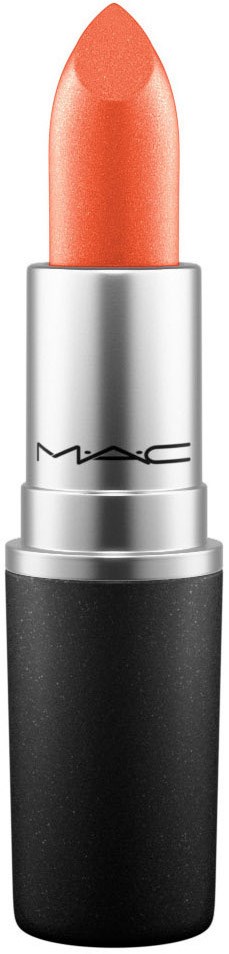 Een koraalkleurige lippenstift in een zwart en zilveren tube.