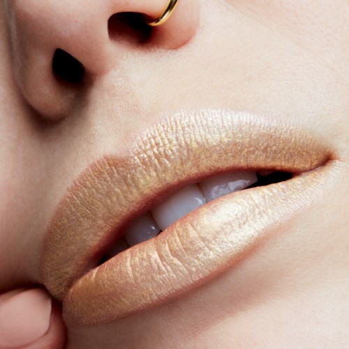 Close-up van lippen met goudkleurige lippenstift en neusring.