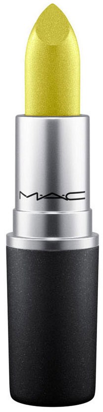 Een gele lippenstift met een zwart en zilveren houder, gemarkeerd MAC, staat rechtop op een zwarte achtergrond.