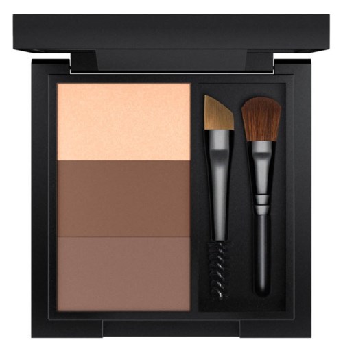 En makeup-palett med tre färger av puder och två små borstar i ett svart fodral.