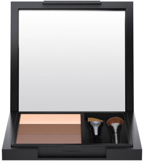 En sminkbox med spegel, tre makeupprodukter och två borstar i ett svart snack.