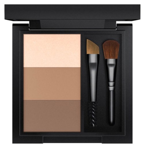 Makeuppalett med tre puderfärger och två borstar för applicering.