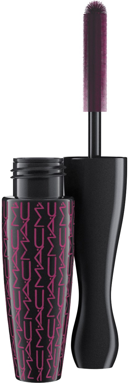 En svart mascara-rör med rosa text och en borste. Borsten visar rosa mascara med en kurvad borste.