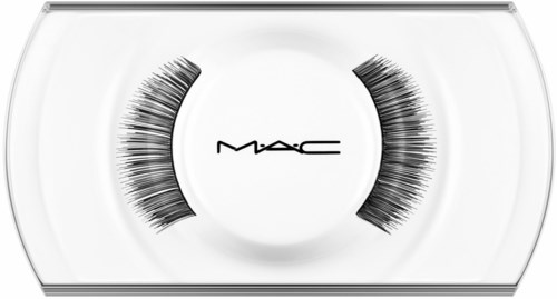 Künstliche Wimpern in einer klaren Schachtel mit MAC-Logo.