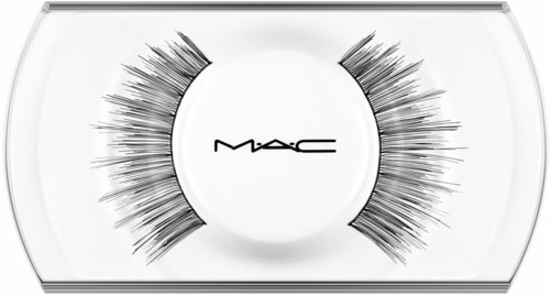 MAC-Logo in einer transparenten Schachtel mit schwarzen falschen Wimpern auf beiden Seiten.