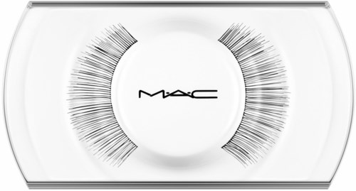 MAC-Logo umgeben von falschen Wimpern auf einer klaren Plastikschale.