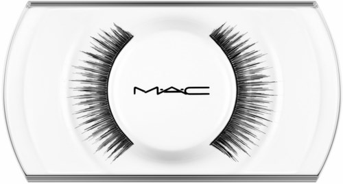 Künstliche Wimpern in einem transparenten Etui mit MAC-Logo in der Mitte.