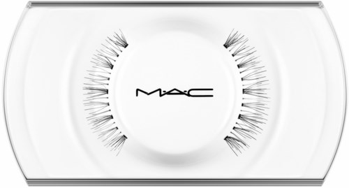 Ein Satz falscher Wimpern in einer Halbkreisform, mit MAC-Logo in der Mitte.