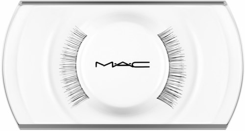 Künstliche Wimpern in einem klaren Kunststoffbehälter mit MAC-Logo in der Mitte.