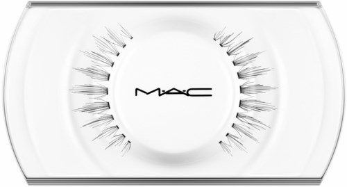 MAC Cosmetics falsche Wimpern in einer transparenten Plastikschachtel mit MAC-Logo in der Mitte.