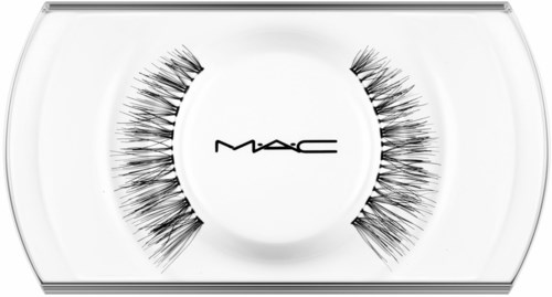 Ein Paar falsche Wimpern mit einem MAC-Logo in der Mitte auf weißem Hintergrund.