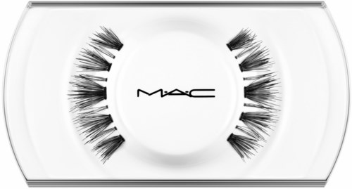 Falsche Wimpern in einem klaren Plastikbehälter mit MAC-Logo auf dem Deckel.