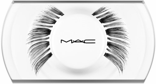 MAC-Logo in der Mitte mit schwarzen, gebogenen Fake-Wimpern drumherum in einer klaren Kunststoffhülle.