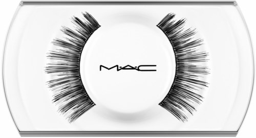 Künstliche Wimpern auf einer Anzeige mit MAC-Logo in der Mitte.