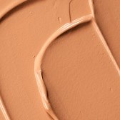 En beige makeup-kompakt med pudder og en lille børste indeni. Kompaktens form er firkantet med afrundede kanter.