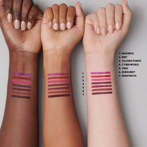 Drie verschillende huidskleuren met zeven lipgloss-stalen genummerd van magenta tot nightmoth.
