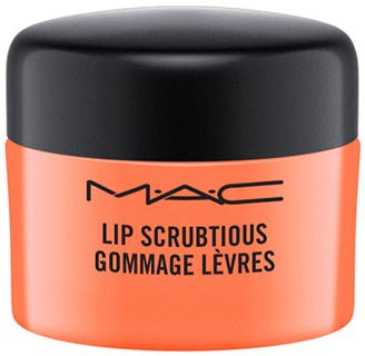 En liten orange burk med svart lock märkt 'MAC Lip Scrubtious'.