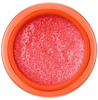 En rund makeuprouge i orange behållare med rosa puder inuti.