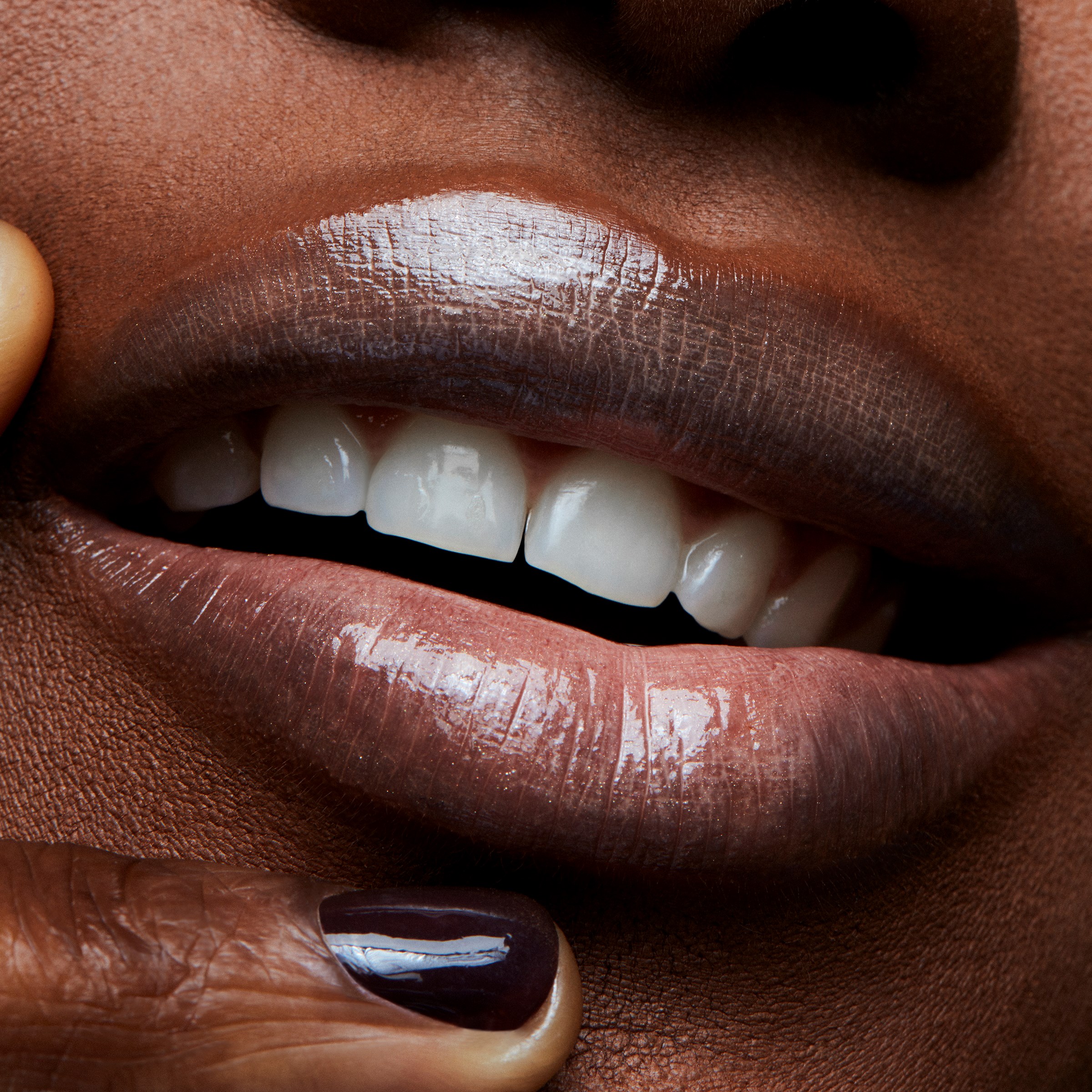 MAC Cosmetics In Monochrome Błyszczyk Lipglass C-Thru (obrázok 4)