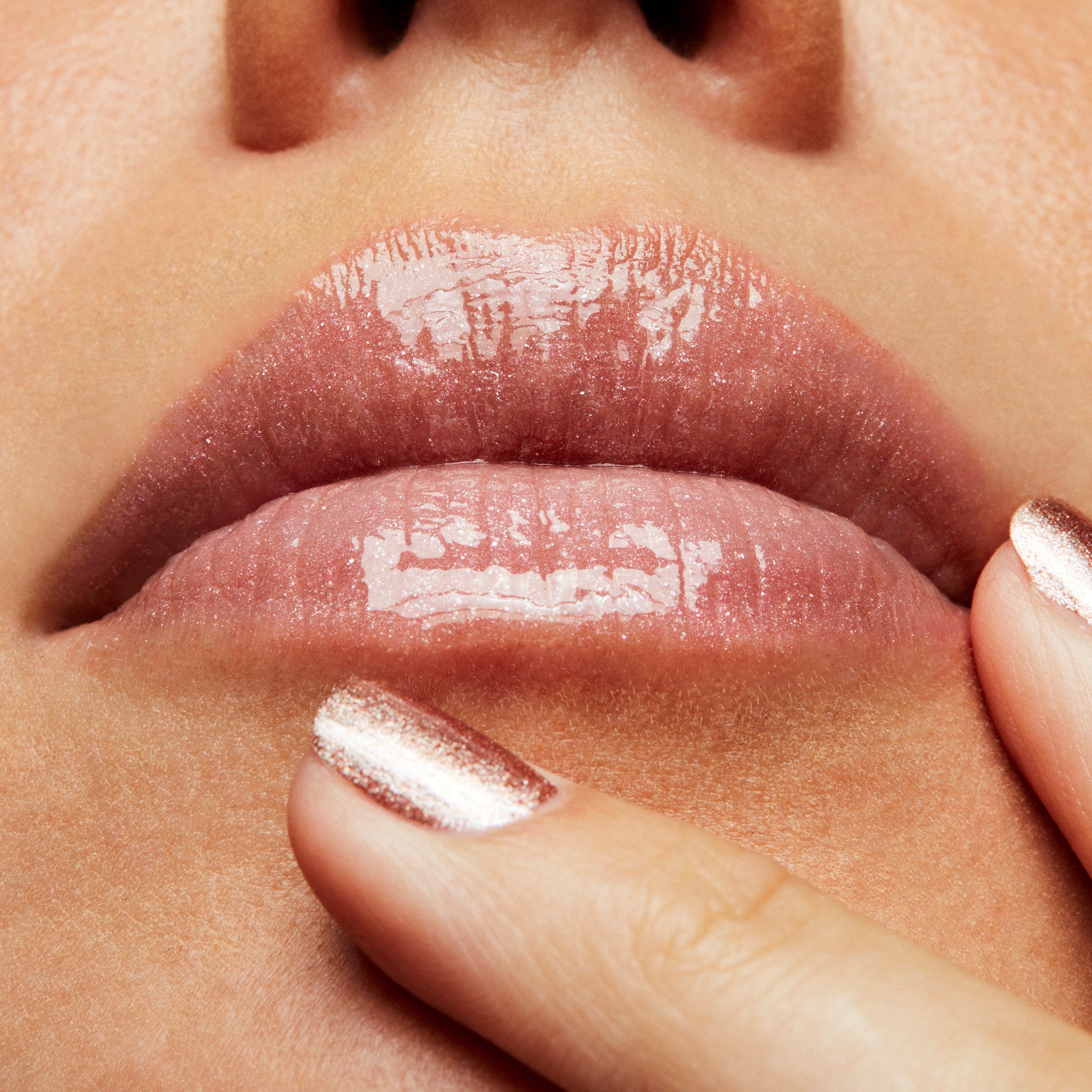 MAC Cosmetics In Monochrome Błyszczyk Lipglass Dreamy (obrázok 3)