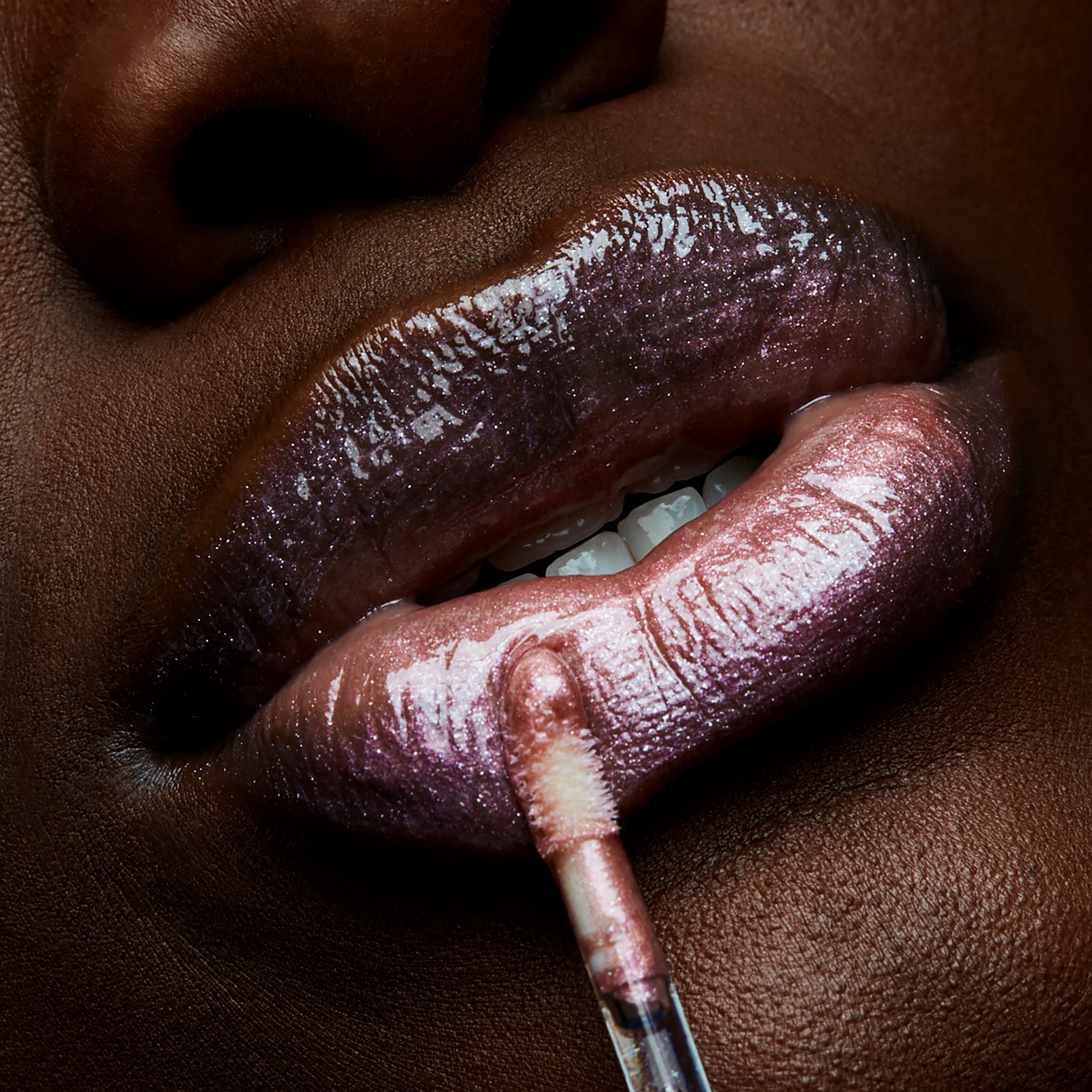 MAC Cosmetics In Monochrome Błyszczyk Lipglass Dreamy (obrázok 4)