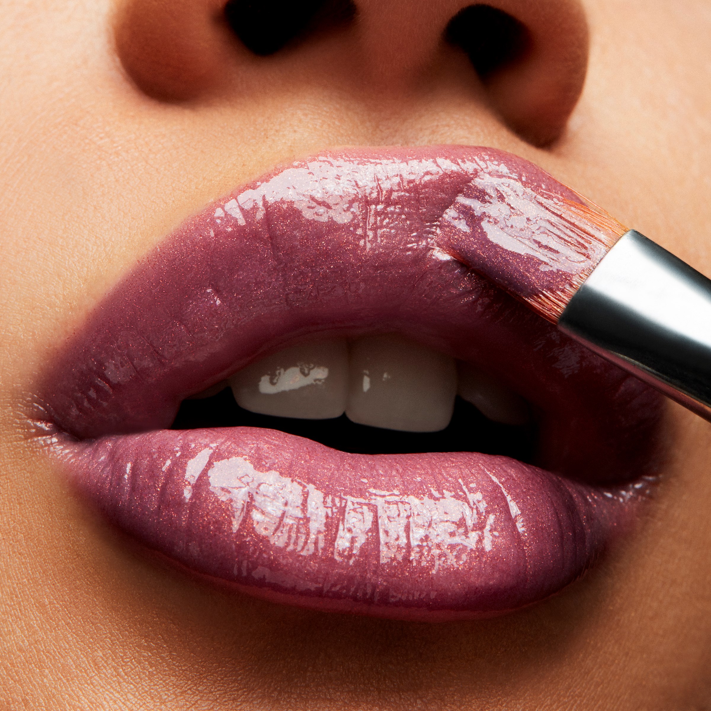 MAC Cosmetics In Monochrome Błyszczyk Lipglass Love Child (obrázok 3)