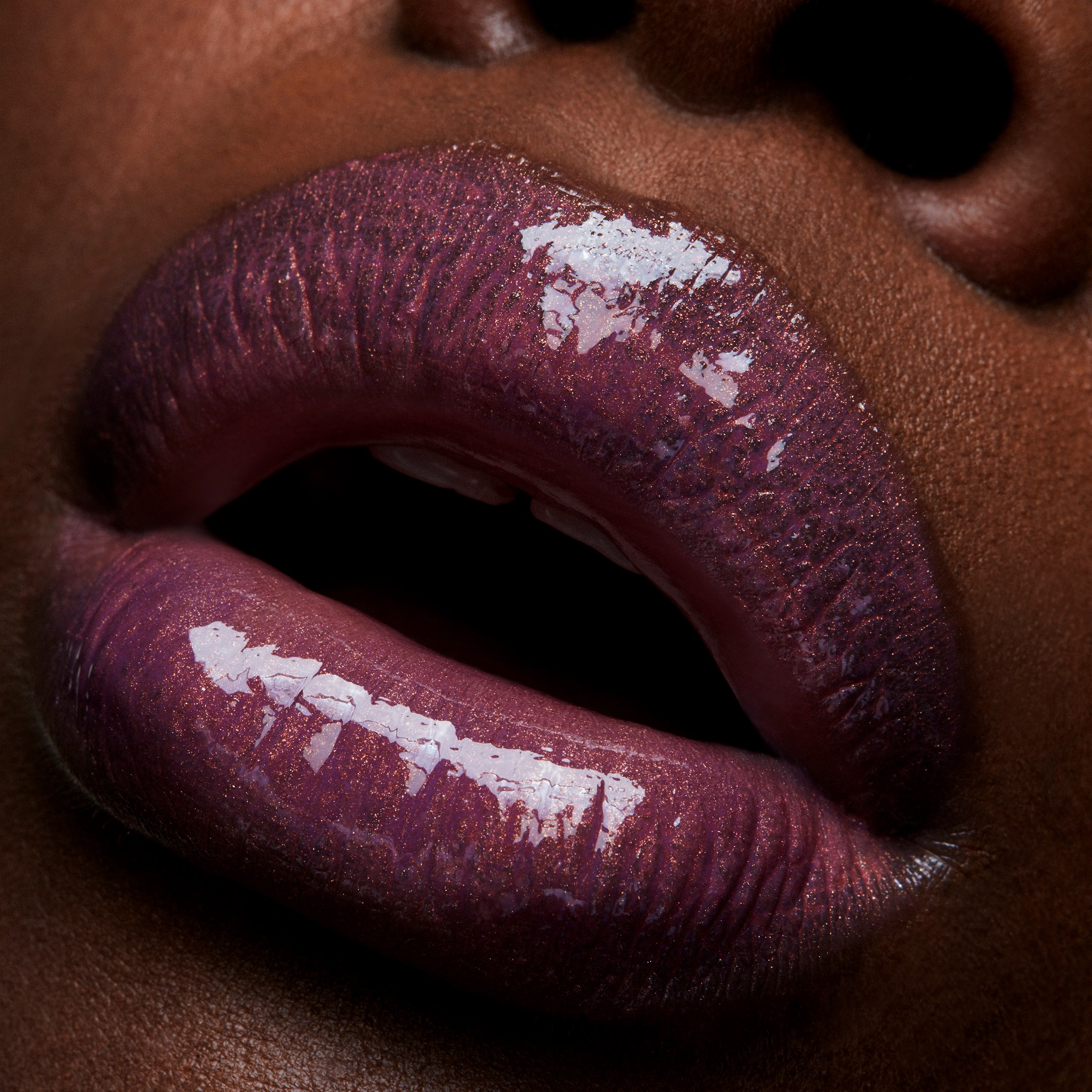MAC Cosmetics In Monochrome Błyszczyk Lipglass Love Child (obrázok 4)