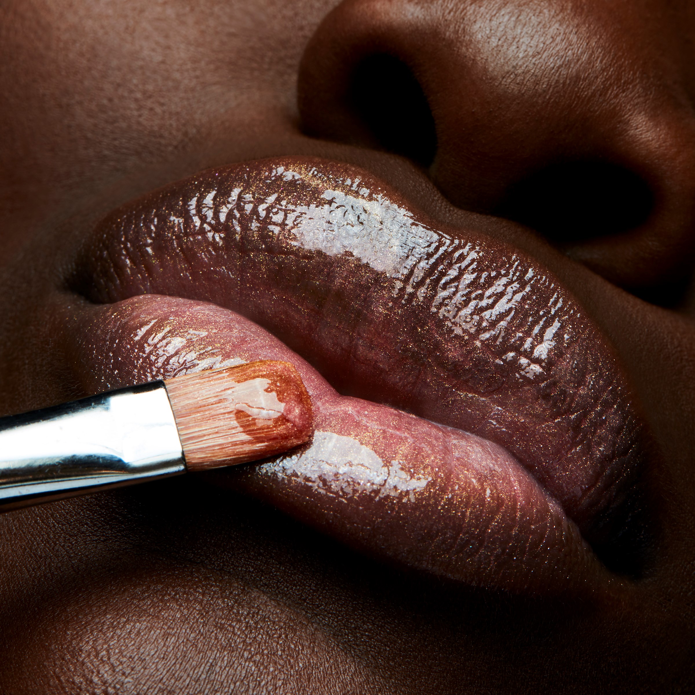 MAC Cosmetics In Monochrome Błyszczyk Lipglass Nymphette (obrázok 3)