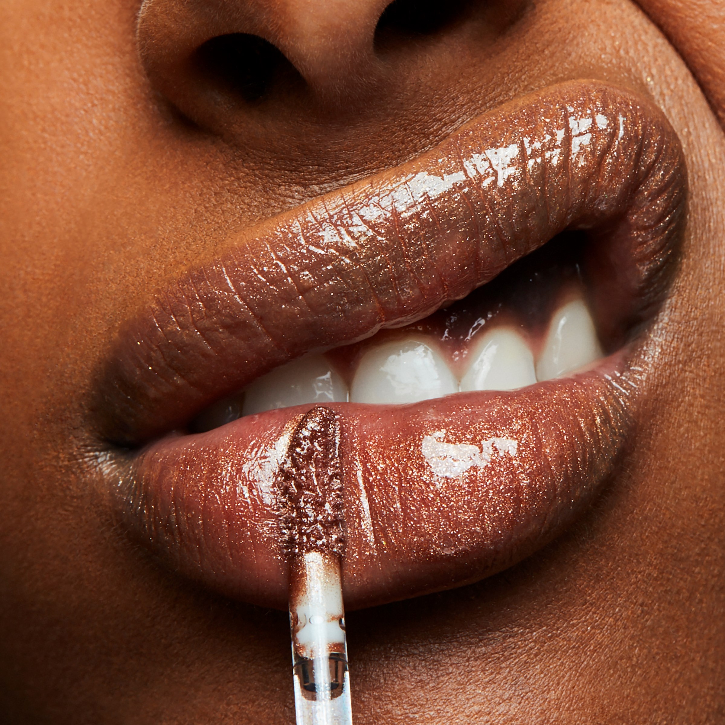 MAC Cosmetics In Monochrome Błyszczyk Lipglass Oh Baby (obrázok 3)