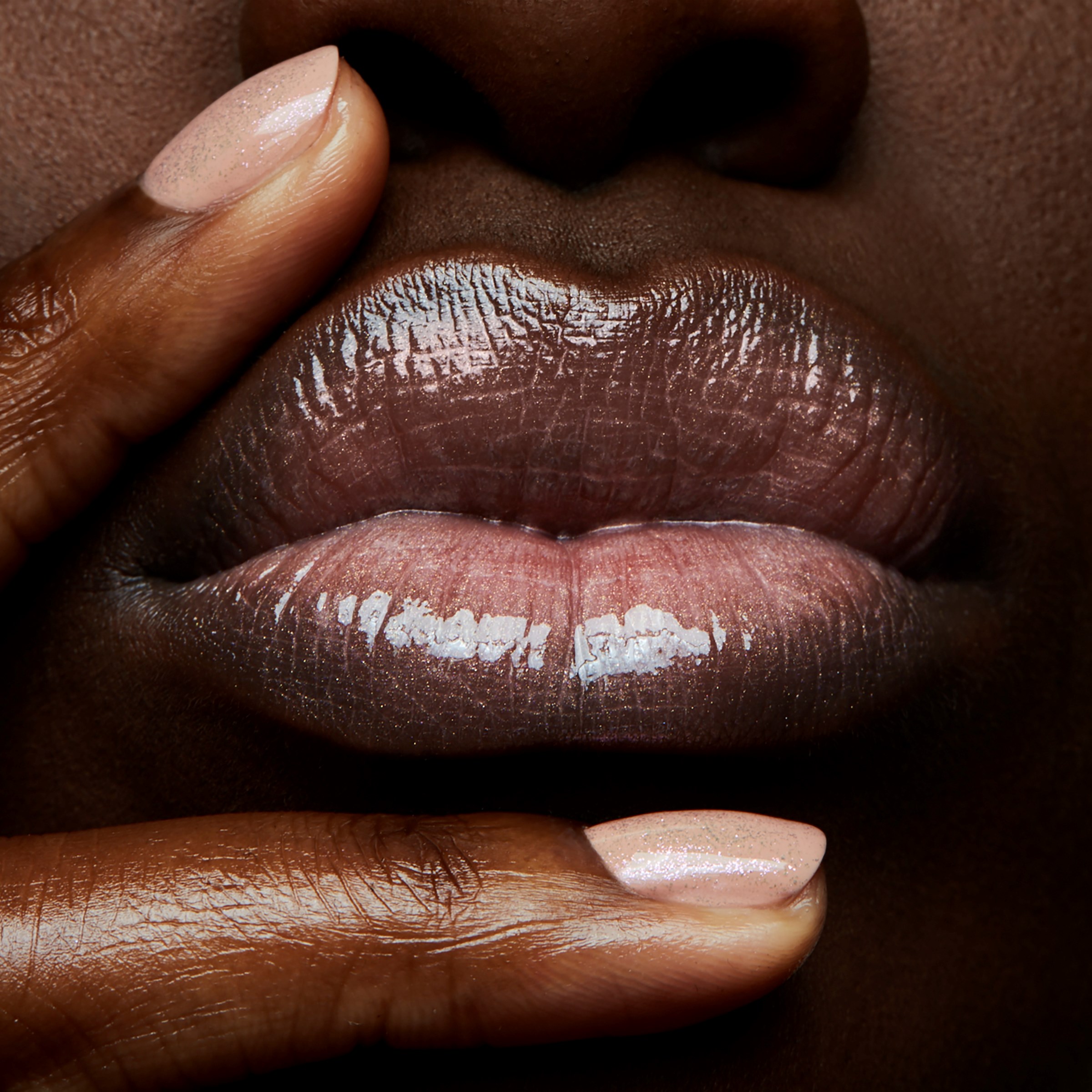MAC Cosmetics In Monochrome Błyszczyk Lipglass Oyster Girl (obrázok 4)