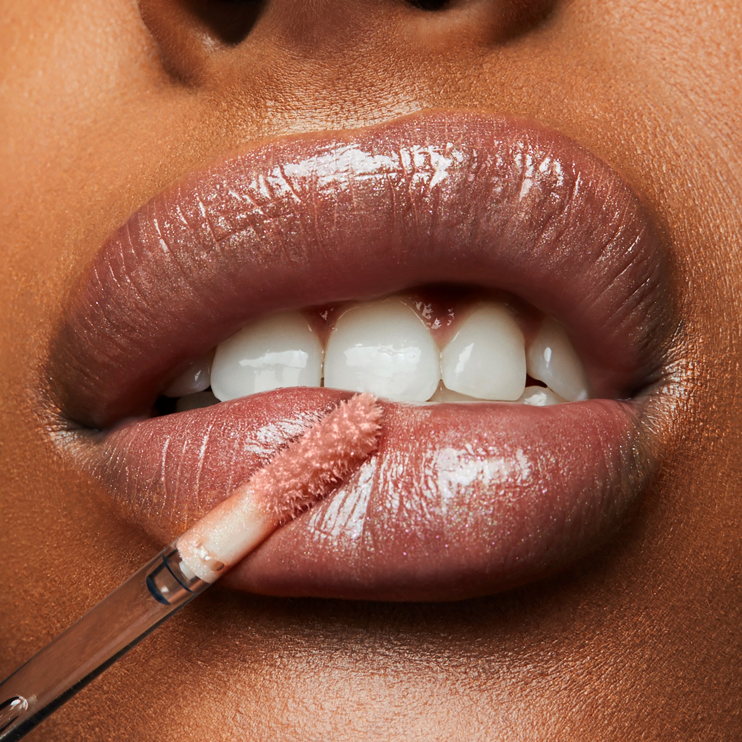 MAC Cosmetics In Monochrome Błyszczyk Lipglass Prrr (obrázok 3)