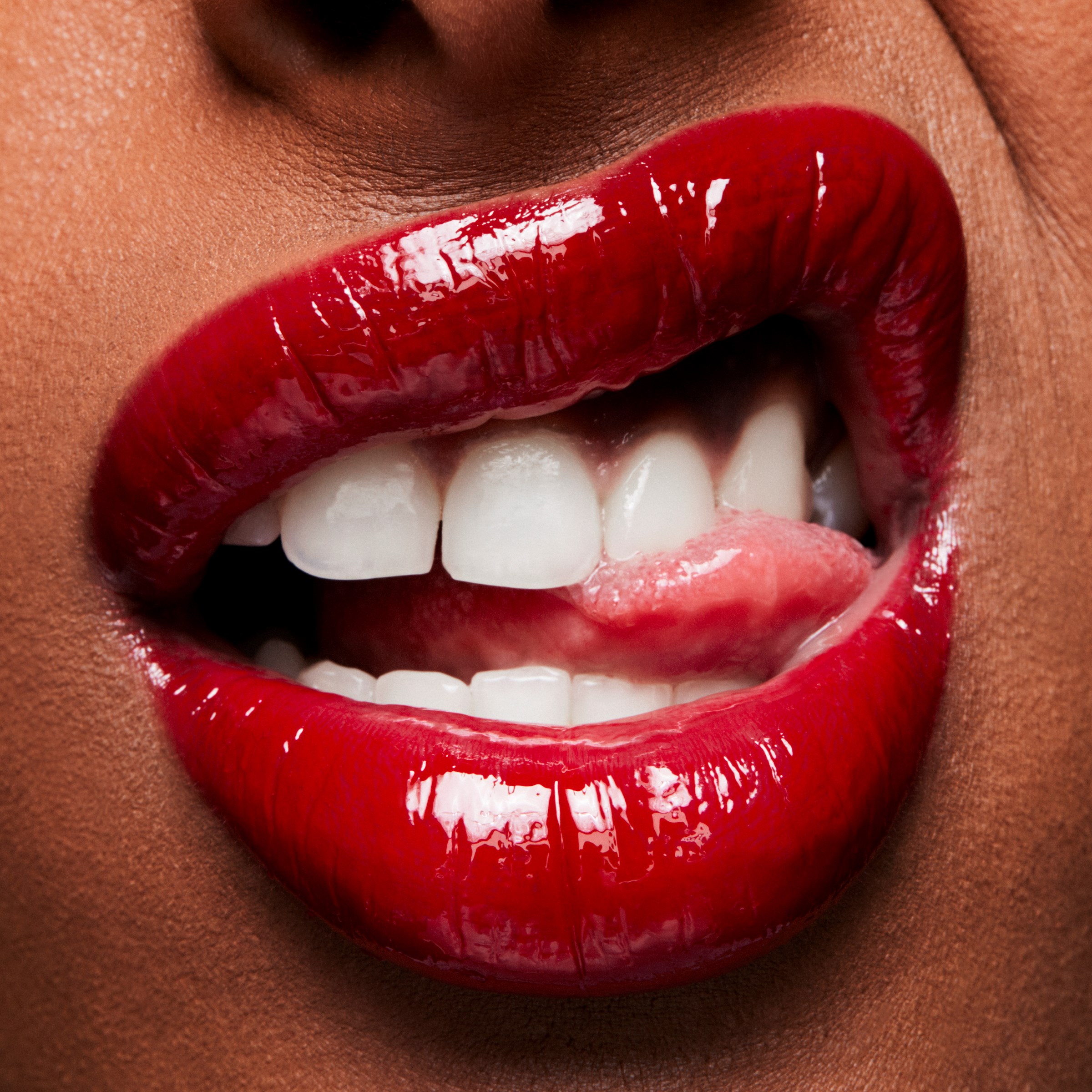 MAC Cosmetics In Monochrome Błyszczyk Lipglass Ruby Woo (obrázok 3)