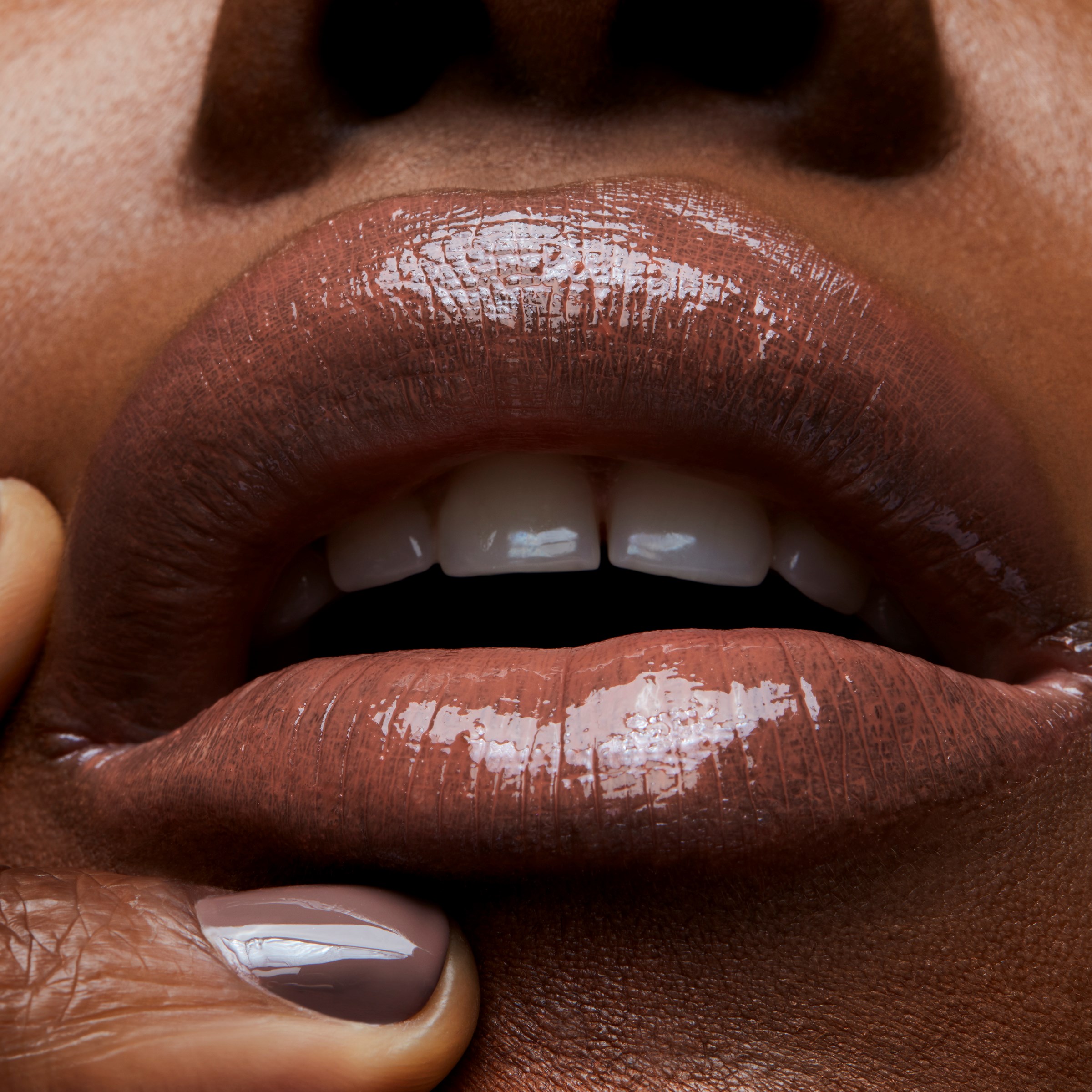 MAC Cosmetics In Monochrome Błyszczyk Lipglass Spice (obrázok 4)