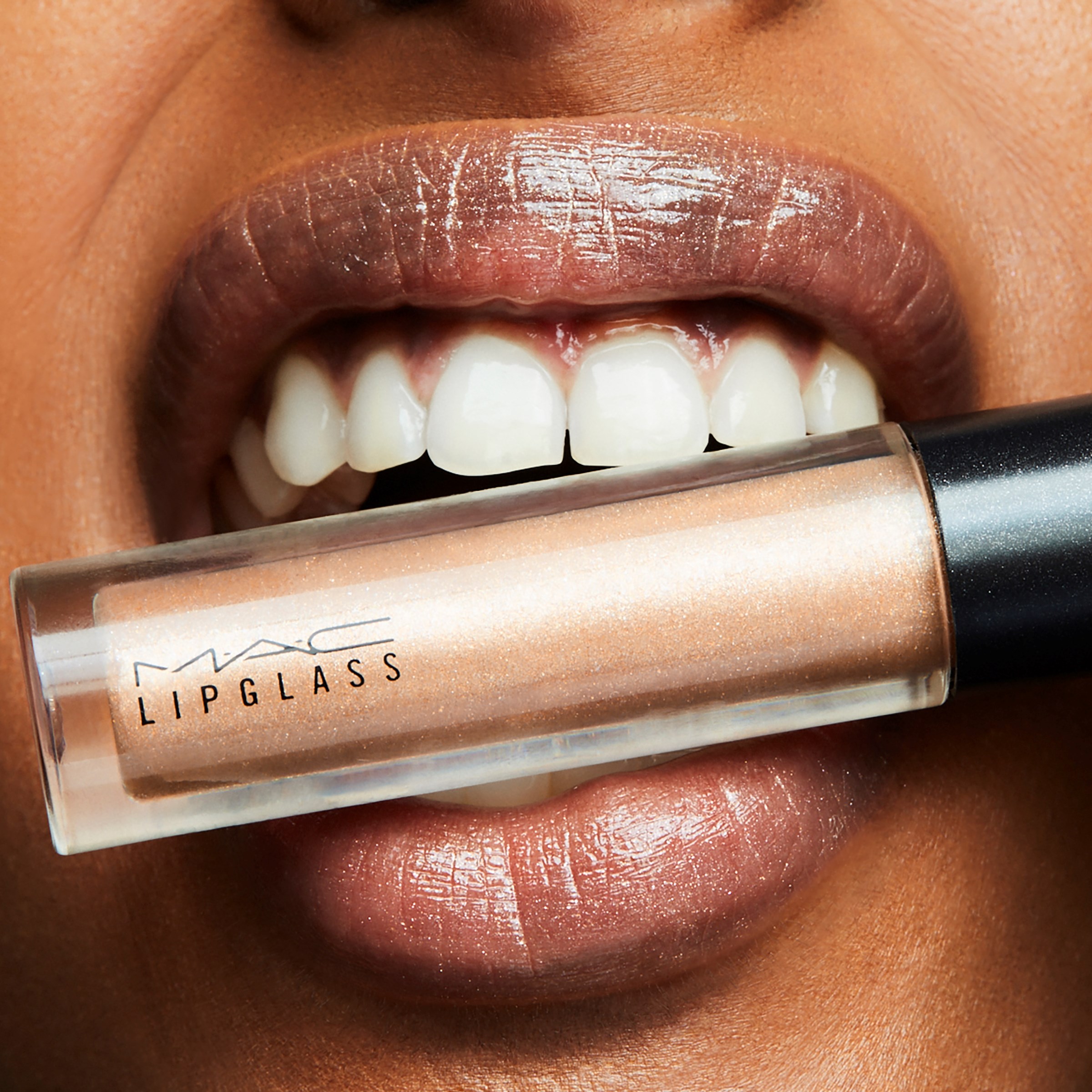 MAC Cosmetics In Monochrome Błyszczyk Lipglass Go Lightly (obrázok 3)