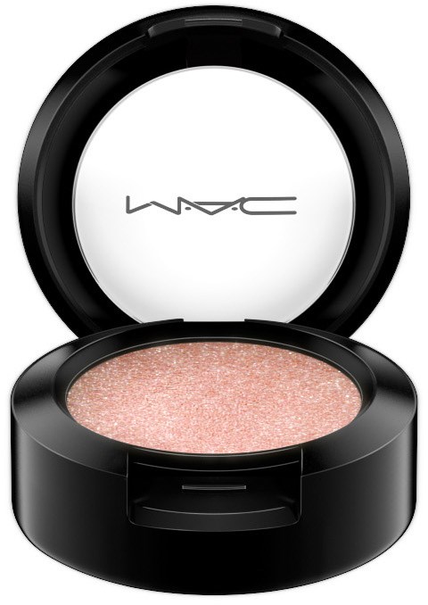 En rund åpen sminkkompakt med rosa shimmerøyenskygge inni og MAC-logo på innsiden av lokket.