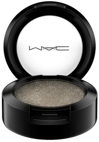 En rund svart kosmetikkompakt med glitterøyenskygge inni og et gjennomsiktig lokk med MAC-logo.