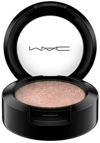 En rund svart beholder med glitterøyeskygge inni og MAC-logg på lokket.