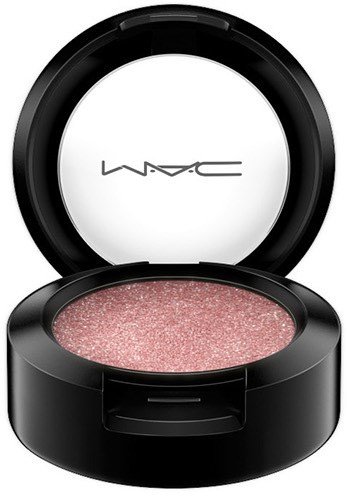 En rund makeup-beholder med rosa glitterøyenskygge inni. Lokket har en logo som sier 'MAC' i svart.