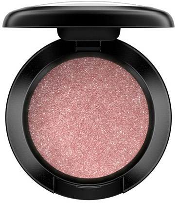 En rosa, glitrende blush i en rund svart kompakt med lokk. Glitrende overflate, ingen synlig merkevare.