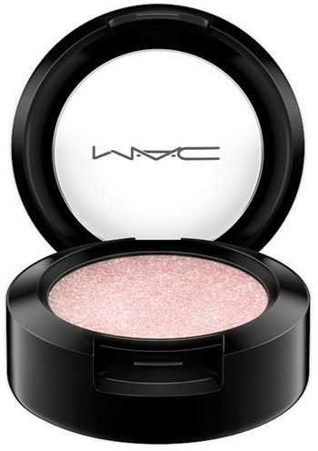 En rund svart sminkboks med rosa glitrende pudder inni, åpen lokk som viser MAC-logoen.