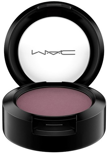 To jest produkt kosmetyczny marki MAC, okrągłe czarne pudełko z różowym okiem i logo MAC na pokrywie.