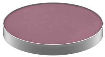 En rund, lilla makeup blush i et sølvudstyr.