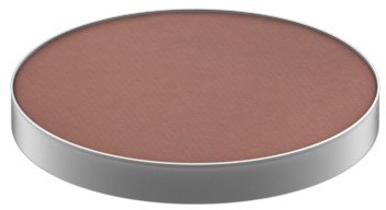 En rund, brun makeup-kompakt med en sølvkant. Den indeholder presset pudder eller blush.