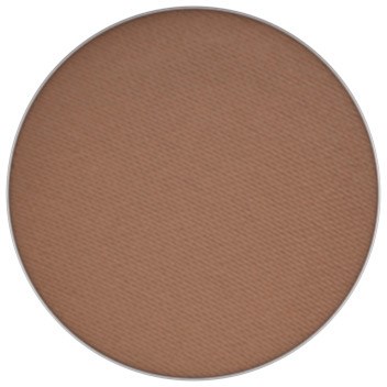Een ronde blush compact met een zachte, matte bruin kleur.