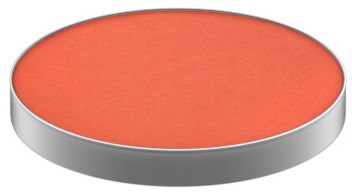 En rund, orange-röd makeup blush eller puder med ett silverkant. Inga andra objekt synliga.