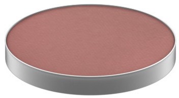 En rund, platt makeup-rouge i mjukt rosa med en silverkant.