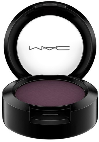 Okrągłe czarne pudełko na makijaż z fioletowym cieniem do powiek i logo MAC na klapie.